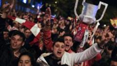Miles de aficionados del Atlético celebran la Copa del Rey en la madrileña Plaza de Neptuno
